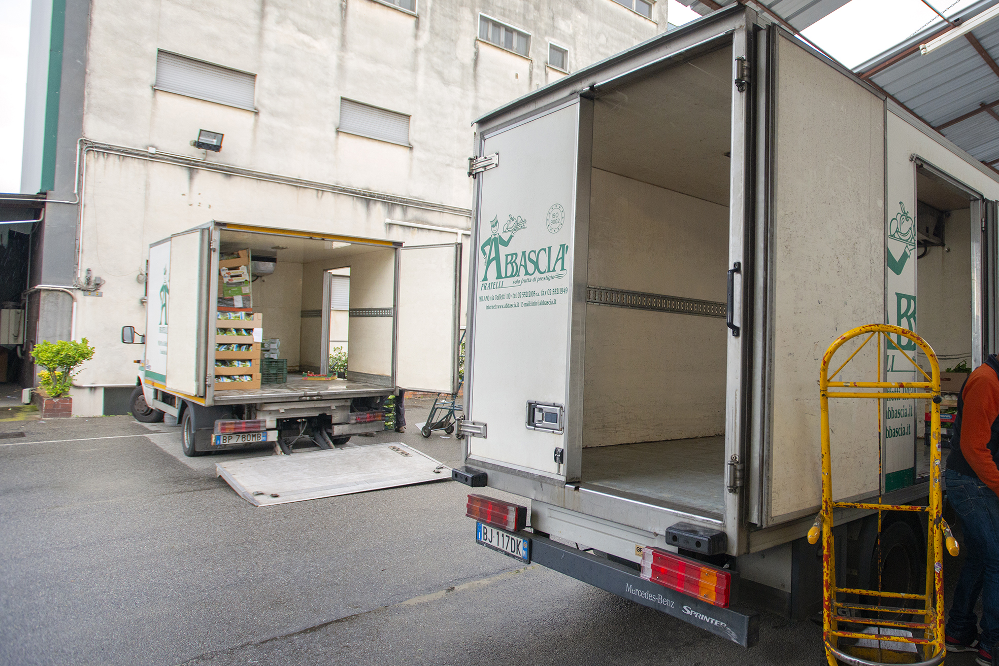 Furgoni refrigerati Fratelli Abbascià pronti a partire per le consegne dal magazzino di Milano